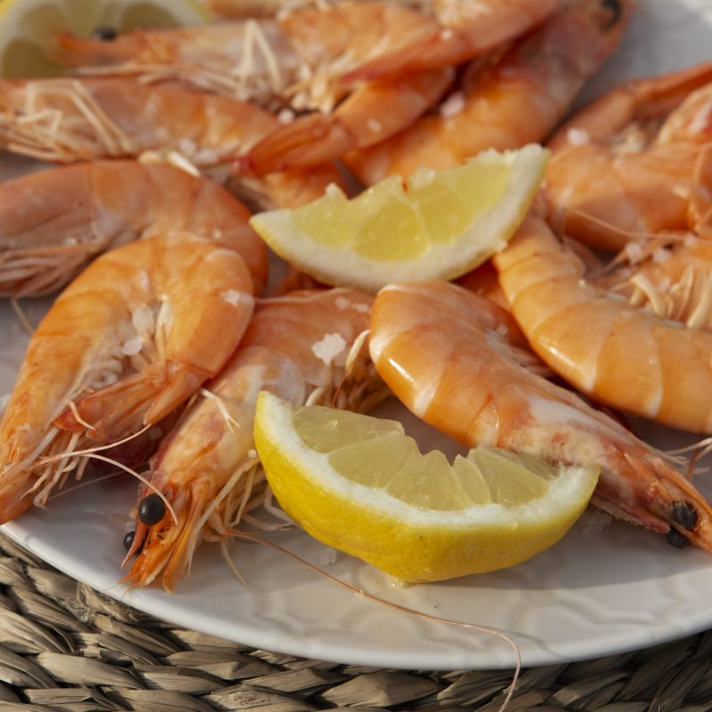 high-angle-delicious-shrimp-lemons